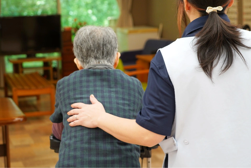 支え合う人